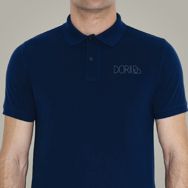 Homem com camisa pólo com Identidade Visual aplicada